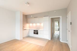 Het appartement is uitstekend gelegen aan de vernieuwde vaartkom en op wandelafstand van het stadscentrum.<br />Via een kleine inkomhal met apart toilet komt u onmiddellijk in de ruime living met de volledig uitgeruste open keuken met kwaliteitsvolle toestellen.<br />De leefruimte geniet van enorm veel lichtinval. Via een groot schuifraam heeft u toegang tot het grote terras met een prachtig uitzicht op Leuven centrum en de Dijle.<br />Het appartement heeft 2 slaapkamers met telkens een aansluitende badkamer. De grootste badkamer bestaat uit 2 lavabo’s en een grote inloopdouche. De kleinere badkamer bestaat uit 1 lavabo en een douchekamer.<br />Er is eveneens een grote berging in het appartement aanwezig met aansluiting voor een wasmachine.<br />Het appartement is afgewerkt met uitstekende materialen en geniet van enorm veel lichtinval.<br />Zowel in de living als in de 2 slaapkamers ligt er parket.<br />Alle ruimtes zijn voorzien van kwalitatieve gordijnen, overgordijnen en lichtarmaturen.<br /><br />Het appartement is beschikbaar vanaf 1 juli 2026, de maandelijkse huurprijs bedraagt 1.445 EUR / maand + 100 EUR / maand vaste kost voor de gemeenschappelijke lasten.<br />De nutsvoorzieningen dient de huurder zelf af te sluiten bij een leverancier naar keuze. <br />EPC in opmaak. <br /><br />Op zoek naar een prachtig kwalitatief appartement?<br />info@covas.be// 016 40 60 20 //www.covas.be
