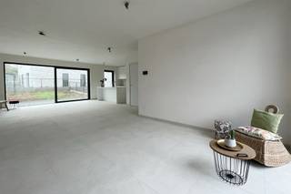 <p>Deze nieuwbouwwoning combineert hedendaags wooncomfort met een vooruitstrevende energie-efficiëntie. Dankzij het negatief E-peil woon je bijzonder zuinig, met een minimaal energieverbruik en een maximaal wooncomfort. De woning voldoet volledig aan de BEN-normen en is uitgerust met de nieuwste duurzame technologieën, waaronder zonnepanelen, een warmtepomp, ventilatiesysteem D met warmterecuperatie, 3-dubbele zonwerende beglazing, regenwaterrecuperatie en een aansluiting voor een laadpaal.<br /><br />Bij het binnenkomen van de woning kom je in de inkomhal met gastentoilet, die toegang geeft tot een lichtrijke leefruimte met eetgedeelte en een prachtig zicht op de tuin. De grote raampartijen zorgen voor een overvloed aan natuurlijk licht en creëren een aangename woonbeleving. Aansluitend bevindt zich de volledig ingerichte moderne keuken, uitgerust met kwalitatieve toestellen en voldoende bergruimte. Verder vind je op het gelijkvloers een berging/wasplaats die tevens dienst doet als technische ruimte, perfect geïntegreerd in het geheel.<br /><br />Op de eerste verdieping bevinden zich drie slaapkamers, een badkamer stijlvol afgewerkt met oog voor detail en comfort. Buiten geniet je van een volledig omheinde zuidgerichte tuin met terras waar je in alle rust kan ontspannen. Voor de wagens zijn er aan de voorzijde twee parkeerplaatsen voorzien. <br /><br />EPC -12 kWh/m² - label A+<br />Grondwaarde: 112.000€ + 12% registratierechten + constructiewaarde: 368.000€ + 21% BTW + 6000€ nuts<br />Wglk-Gvk-Gdv-Gvv</p>