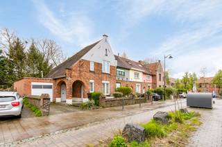 Welkom in deze charmante te renoveren 3-gevel woning, gelegen in een zeer gegeerde wijk van Jette, de plezantste gemeente van Brussel. Ideaal gelegen naast het Brugmann ziekenhuis/UZ Brussel, biedt deze woning niet alleen comfortabel wonen, maar ook een handige nabijheid tot alle essentiële voorzieningen.<br /><br />De woning beschikt over een mooie leefruimte, met een gezellige houtcassette om koude dagen op te fleuren en warme momenten te creëren met vrienden en familie. De aansluitende veranda biedt een ontspannen sfeer en een adembenemend uitzicht op de prachtige tuin. De aparte keuken maakt het geheel af.<br /><br />Op de bovenverdieping vinden we drie comfortabele slaapkamers en de aparte badkamer. De zolder zorgt voor extra bergruimte of kan dienen als speelkamer.<br /><br />Om u helemaal te overtuigen heeft deze woning nog een bergkelder en een garage, een absolute must in Brussel.<br /><br />Neem vandaag nog contact met ons op voor een bezichtiging en ontdek zelf de charme en mogelijkheden van deze charmante woning.