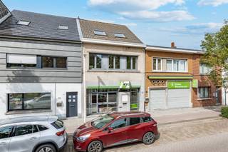 <div><div><div><p><span>Dit veelzijdige kantoor- en handelspand is gelegen aan de Gelmelenstraat in Schoten. Dankzij de functionele indeling, de aangename lichtinval en de verschillende afzonderlijke werkruimtes biedt het gebouw tal van mogelijkheden voor ondernemingen, vrije beroepen of organisaties die op zoek zijn naar een praktische en representatieve werkomgeving.</span></p><p><span>Op het gelijkvloers bevindt zich vooraan een afzonderlijk kantoor, gevolgd door een ruime open kantoorzone die plaats biedt aan meerdere werkplekken. De glazen scheidingswanden behouden het open karakter en zorgen tegelijk voor de nodige afzondering. Verder zijn er twee toiletten en verschillende bijkomende ruimtes die flexibel kunnen worden ingericht als kantoor, vergaderruimte of ontvangstruimte.</span></p><p><span>De eerste verdieping omvat een ingerichte keuken met voldoende plaats voor een eet- of vergadertafel, waardoor deze verdieping geschikt is als personeelsruimte of informele ontmoetingsplaats. Daarnaast bevindt zich hier nog een afzonderlijk kantoor. De bovenste verdieping beschikt over een ruime bergzolder, ideaal voor het bewaren van archieven, materiaal of voorraad.</span></p><p><span>Achteraan bevindt zich een ruime, verharde buitenzone die uitstekend kan worden gebruikt als parkeerplaats voor meerdere wagens. Deze parkeermogelijkheid op eigen terrein vormt een belangrijke troef voor zowel medewerkers als bezoekers. Daarnaast is er nog voldoende buitenruimte aanwezig die voor verschillende praktische doeleinden kan worden benut.</span></p><p><span>De combinatie van meerdere kantoorruimtes, veel natuurlijke lichtinval, praktische opslagmogelijkheden en ruime parkeergelegenheid achteraan maakt dit pand bijzonder geschikt voor professioneel gebruik.</span></p><p><span>het pand is in 1992 omgebouwd naar kantoor ruimte maar zou terug kunnen omgebouwd worden naar een woonhuis.</span></p><p><span>Heeft u interesse in dit veelzijdige kantoor- en handelspand? Vraag een bezoekmoment aan via de site. Voor extra informatie neem contact op met Emanuel Durinck via </span><span>emanuel.durinck@immo-zone.be</span><span> of 0486/03.00.10.</span></p></div></div></div>