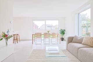 In het landelijke gebied tussen Wetteren en Wichelen realiseert Hectaar een kleinschalig nieuwbouwproject met 3 moderne halfopen woningen.<br />Hier combineer je de rust en het groen van de omgeving met een uitstekende bereikbaarheid en alle dagelijkse voorzieningen binnen handbereik.<br />De woningen bevinden zich vlak bij de prachtige Kalkense Meersen, ideaal voor wie graag wandelt, fietst of geniet van de natuur.<br /><br /><strong>Indeling van de woningen:</strong><br />Gelijkvloers: inkomhal met gastentoilet, lichtrijke leefruimte met open keuken en een ruime berging.<br />Verdieping: nachthal met apart toilet, 3 volwaardige slaapkamers en badkamer met ligbad, douche en dubbel lavabomeubel.<br />Zolder: toegankelijk via het zolderluik - ideaal als extra opbergruimte. <br /><br /><strong>Troeven van deze woningen:</strong>
<ul>
<li>Energiezuinig;</li>
<li>Lucht/water warmtepomp en vloerverwarming op het gelijkvloers;</li>
<li>Zonnepanelen inbegrepen volgens epb;</li>
<li>Regenwaterput 7.500l aangesloten op toiletten/wasmachine/buitenkraan;</li>
<li>Mogelijkheid tot het plaatsen van een carport.</li>
</ul>
Ben je op zoek naar een nieuwe thuis?<br />Neem dan contact op voor een afspraak of een bezichtiging aan een van onze kijkwoningen!<br />(Foto's zijn referentiebeelden van voorgaande projecten)