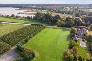 Uiterst indrukwekkend gelegen bouwgrond voor open bebouwing met extra weiland van totaal 41a 92ca. De bouwgrond is gelegen recht tegenover...