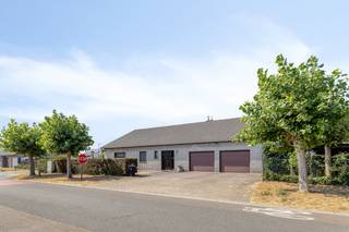 Ruime woning in goede staat gelegen op een zongericht hoekperceel van 677m². Gelegen in een rustige wijk op wandelafstand van Oostduinkerke-Dorp en het strand.<br /><br />De woning beschikt over 3 slaapkamers en biedt tal van mogelijkheden. Vooral de zeer ruime mulitifunctionele zolder is een troef! Zo kunnen er makkelijk in de zolderruimte nog extra slaapkamers bij gecreëerd worden. De woning is ook volledig onderkelderd met kruipkelder. <br /><br />Indeling: inkom met apart toilet, woonkamer, keuken, badkamer met bad en douche, gelijkvloerse slaapkamer, toilet, bering, bureauruimte, zolderruimte met twee slaapkamers, dubbele garage, tuin met veranda en overdekt terras.<br /><br />Interesse in dit pand?<br />Neem dan snel contact op met Ron Verhaeghe via het nummer 0470 85 29 80 of via ron.verhaeghe@dewaele.com.<br /><br />Bestuursmaatregelen in het maatregelenregister: nee