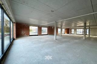 Deze lichtrijke, gloednieuwe handelsruimte van liefst 276 m² is gelegen in residentie 'De Asters', een nieuwbouwproject langs de Emiel...