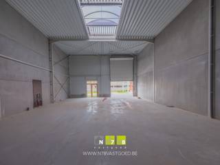 <p><span><span><strong>UNIT 12 GELEGEN IN BEDRIJVENPARK MANEBORN TE MAASMECHELEN.</strong><br /><br /></span><span><strong>ALGEMEEN</strong><br /></span><span>Dit nieuwe bedrijvencomplex omvat 2 fases met in totaal 23 KMO-units. Fase 1 omvat 11 units waarvan de bouw reeds gestart is. In een 2de fase worden nog eens 8 bijkomende units gebouwd.<br /><br />Deze site is gelegen op het industrieterrein "Oude Bunders" te Maasmechelen en geniet van een vlotte verbinding met de E314.<br /><br /><span><strong>CONCIERGEWONING</strong></span><br /><span>Unit 1 is gelegen aan de voorzijde van de bedrijvensite en omvat een bedrijfshal van 125m² met een conciërgewoning van 152m².</span></span></span><br /><br /><span><strong><span>KENMERKEN UNITS<br /></span></strong><span>- </span><span>sectionaalpoort</span><span>: 4.00m breed x 4.20m hoog<br />- loopdeur met bovenlicht <br /></span><span>- vrije hoogte: 6m<br /></span><span>- gepolierde betonvloer<br /></span><span>- lichtstraat met RWA<br /><br /></span><span><strong>3D RENDERS</strong><br /></span><span>De 3D beelden zijn slechts indicatief en kunnen bijgevolg niet als bindend worden beschouwd.<br /><br /></span><span>Bekijkt u deze advertentie via een aanverwante vastgoedsite, surf dan zeker naar onze website <strong>www.N78vastgoed.be</strong> voor een uitgebreide beschrijving en foto's. Meer info: <strong>+32 (0)89 86 18 88</strong> of <strong>info@N78vastgoed.be.</strong></span></span></p>