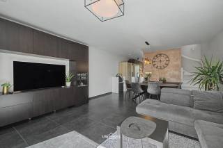 Deze recente woning uit 2017 combineert modern comfort met energiezuinig wonen in een rustige woonwijk in het gezellige Belsele. Met een...