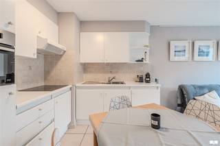 Bienvenue dans ce magnifique studio moderne situé au cœur de Middelkerke, dans un endroit unique avec des vues latérales sur la plage et la mer. Cette propriété résidentielle contemporaine est située dans un immeuble bien entretenu et bénéficie d'un excellent emplacement à proximité de toutes les commodités.L'appartement dispose d'un espace de vie spacieux et lumineux avec de grandes fenêtres qui tirent le meilleur parti de la lumière naturelle et offrent des vues panoramiques fantastiques. L'agencement ouvert crée un environnement de vie agréable où le salon et la salle à manger se fondent parfaitement.La cuisine moderne est entièrement équipée de tous les appareils nécessaires et offre un grand espace de travail. Avec sa finition blanche et son agencement pratique, c'est un endroit agréable pour cuisiner. La salle à manger peut accueillir plusieurs personnes et constitue le centre idéal de l'appartement.La chambre à coucher spacieuse est équipée d'armoires encastrées, offrant un espace de rangement optimal.La salle de bains moderne est soigneusement équipée d'un lavabo rond, d'une douche à l'italienne avec paroi en verre et de tout le confort dont vous pourriez avoir besoin.Le point fort de cette propriété est sans aucun doute le balcon spacieux avec vue latérale sur la mer. C'est l'endroit idéal pour profiter de l'extérieur, que ce soit pour prendre le petit déjeuner, se détendre ou simplement profiter de l'air frais de la mer.