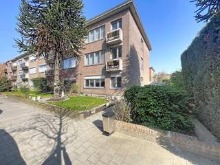 Drie appartementen onder één dak. Geen basisakte aanwezig aangezien het gebouw altijd in handen is geweest van één eigenaar.INDELING GEBOUWInkomhal /...