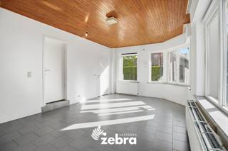 Nabij het centrum van Meulebeke bevindt zich deze deels gerenoveerde hoekwoning met veel potentieel en extra bergruimte. Verschillende winkels, horeca, scholen, sportgelegenheid ... bevinden zich op wandel- en fietsafstand. Dankzij de nabijheid van diverse invalswegen geniet u bovendien van een vlotte bereikbaarheid.<br /><br />Bij het betreden van de woning komt u in de inkomhal met apart gastentoilet. Verder beschikt de woning over een leefruimte, een ingerichte keuken, een kelder en een inpandige garage. Achteraan bevindt zich een gezellige koer met zijdoorgang naar de straat. <br /><br />Op de eerste verdieping bevinden zich drie slaapkamers, een badkamer uitgerust met douche, dubbele wastafel en een apart toilet. <br /><br />Een extra troef zijn de twee aangebouwde bijgebouwen van respectievelijk ca. 50 m² en 65 m², ideaal als opslagruimte of hobbyatelier.<br /><br />De woning beschikt over een EPC-label D waardoor er geen renovatieverplichting van toepassing is.<br /><br /><strong>Ook wild geworden van deze thuis?<br />Twijfel niet langer en leg vandaag nog uw bezoek vast!</strong>