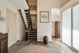 Deze mooi onderhouden villa is gelegen op het einde van een doodlopende straat in de residentiële omgeving van Bokrijk. De zeer rustige omgeving is vlot bereikbaar via de Hasseltweg/Genkersteenweg. Zowel openbaar vervoer (station Bokrijk) als winkels als scholen als ontspanning bevinden zich op een steenworp. <br />Deze villa uit eind jaren '60 is door de huidige eigenaar (zeer) goed onderhouden. De ruime inkomhal met vestiaire en gastentoilet geeft toegang tot een apart bureel en de leefruimte. De ruime bureau is voorzien van ingebouwde kasten en een 4-dubbele vouwdeur naar de leefruimte. Deze beschikt over 2 gezellige zithoeken (waarvan 1 met openhaard) en een eetplaats. De keuken werd zeer recent volledig gerenoveerd en voorzien van alle comfort. Op de eerste verdieping zijn er 2 zeer ruime slaapkamers (waarvan 1 voorzien van lavabomeubel), een kinderkamer en een badkamer. De zolderverdieping bestaat uit een bureau/speel-slaapkamer en een zolderruimte. De woning is deels voorzien van kruipkelder deels kelder/garage en wasplaats. De tuin (+/- 20a) is ecologisch aangelegd met oog op veel privacy. Het terras is voorzien van een zonneluifel. <br /><br />Interesse? 011/873307 of info@puur-groep.be