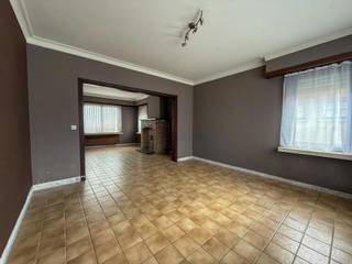 <p>Sloop en wederopbouwproject aan 6% btw (mits voldaan aan voorwaarden) of te moderniseren/ uit te breiden woning. Goede ligging in het groene Pulderbos op een perceel van 1200m² met een perceelsbreedte van 20m en ideale zuid-oost oriëntatie.</p>
<p>Deze woonst/bouwgrond is gelegen op de Molenheide, achtergelegen perceel in agrarisch gebied. Het perceel komt in aanmerking voor een opsplitsing naar 2 half open bebouwingen, onder voorbehoud van gemeentelijke goedkeuring.</p>
<p>Indien sloop en wederopbouw kan u aankopen aan 2% registratierechten (i.p.v. 12%!) en bespaar 15% btw op uw constructie!</p>
<p></p>
<p>INDELING: De woning is te moderniseren/ in te richten/ uit te bereiden/ te sloop en wederopbouwen mits inachtname van de voorschriften: Max bouwdiepte: 17m – min. 3m uit linker en rechterperceelgrens.</p>
<p></p>
<p>Bijzonderheden: Ideale perceelbreedte van 20m – Mogelijkheid tot 2HOB (mits toelating gemeente, bijstelling van de verkaveling nodig) – EPC label C: 276 kWh/m² UC 380743 - Renovatieplicht NIET van toepassing – P en Gscore: B</p>