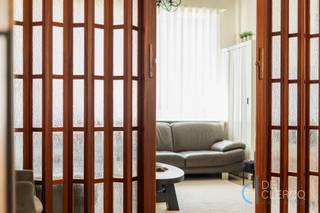 <p><span>Deze gezellige woning is modern gerenoveerd naar een klassevolle stadswoning met behoud van charmante, authentieke elementen die het karakter van de woning versterken.</span></p><p><span>Het gelijkvloers biedt een woon-en eetkamer die naadloos in elkaar overgaan, voorzien van elegant houtwerk die ook de mogelijkheid geeft om deze ruimtes knus van elkaar af te sluiten. Verder ligt de tijdloze keuken compleet uitgerust met hedendaagse apparatuur en praktische werkbladen. De badkamer is stijlvol ingericht met een inloopdouche en lavabomeubel. Op de bovenverdiepingen zijn 4 ruime slaapkamers aanwezig, elk voorzien van veel natuurlijk lichtinval waardoor een aangenaam woonklimaat is gegarandeerd. Tot slot heeft de woning een praktische kelder, ideaal te gebruiken als koele berging aanvullend op de keuken.</span></p><p><span>De woning kent een gunstig EPC-label B en wordt verwarmd met een condenserende gaswandketel met radiatoren als afgiftesysteem.</span></p><p><span>Het huis te Gentbrugge bevindt zich op slechts 10 minuten fietsen van centrum Gent met een uitstekende verbinding naar omliggende gemeenten. De locatie biedt een goede bereikbaarheid naar de nodige voorzieningen, terwijl u toch geniet van een gezellige woonbuurt. De verkoopprijs bedraagt 374.000 euro excl. registratierechten.</span></p><p><span>Wordt u de nieuwe inwoner van deze charmante woning op een gunstige ligging?  Aarzel niet om contact op te nemen en maak nu uw afspraak via anais@vastgoed-dc.be of de website! </span></p>