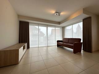 Appartement op de 1ste verdieping van de Residentie Arthur Coussens, in het centrum van Ichtegem. <br /><br />Het appartement bestaat uit: inkomhal - toilet - woonkamer - terras - ingerichte keuken - berging/wasplaats - 2 slaapkamers - badkamer - garage. <br /><br /><br />Huurprijs 675 €/maand appartement + 50 €/maand garage + 50 €/maand syndicuskosten. <br />Vrij: 01 februari 2026<br />EPC label A