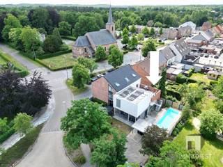 <p><span>Ontdek deze uitzonderlijke woning in het hart van Tessenderlo (Engsbergen), een perfecte mix van modern comfort en klasse. Met een royale bruikbare oppervlakte van 440 m², biedt dit handelshuis voldoende ruimte voor handel/kantoor en luxueus wonen.</span></p><p><span> </span></p><p><span>Op het gelijkvloers een lichtrijke winkelruimte met een glazen voorgevel (etalage), achterliggend berging, kantoor (of 4de slaapkamer), studio met badkamer en eigen sauna.</span></p><p><span> </span></p><p><span>Op de eerste verdieping treft u een lichte en luchtige leefruimte en een zeer moderne keuken, voorzien van hoogwaardige inbouwapparatuur. Aansluitend vindt u een prachtig terras met een schitterend uitzicht op de groene omgeving.</span></p><p><span> </span></p><p><span>Op de tweede verdieping is een masterbedroom die beschikt over een eigen dressing, een luxueuze badkamer met zowel bad als douche, een apart toilet en twee kinderkamers. </span></p><p><span>Buiten is er een adembenemend verwarmd zwembad van 10x3m, dat het hele jaar door te gebruiken is, en een charmante privé-tuin die uitnodigt tot ontspanning en plezier.</span></p><p><span> </span></p><p><span>Gelegen op een perceel van 508 m² geniet deze buitenkans van een gunstige ligging nabij lokale voorzieningen en recreatiemogelijkheden. Scholen, winkels en het openbaar vervoer zijn binnen handbereik. De ligging bij uitstek voor zowel handel als sereen en rustig wonen.</span></p><p><span> </span></p><p><span>Kortom, deze woning is een unieke kans voor wie op zoek is naar luxe en comfort in een centrale omgeving. Maak vandaag nog een afspraak voor een bezichtiging en laat u verrassen door alles wat deze woning te bieden heeft.</span></p><p><span> </span></p><p><span>Een woordje uitleg van de eigenaar:</span></p><p><span>Handelspand</span><span> (pralinewinkel - ijssalon) werd in 2021 volledig nieuw ingericht: nieuwe elektriciteit, vloer, inrichting, airco, schilderwerken, ...</span></p><p><span>Het handelsgelijkvloers (ong 200m²) bestaat uit de winkelruimte, koele berging, werkruimte, bureel, toilet, leefruimte, en buiten terras voor klanten.</span></p><p><span>Woongedeelte:</span></p><p><span>1e verdieping:</span><span> ruime living (65m²) met ingebouwde kasten langs beide zijden en gashaard, ruime leefkeuken (35m²) met aanpalend handige opbergruimte (14m²), toilet, ingebouwde vestiairekasten op overloop en groot terras (45m²).</span></p><p><span>2e verdieping:</span><span> 3 slaapkamers waarvan 1 met aanpalende dressing, badkamer (dubbele lavabo, bad en douche), apart toilet.</span></p><p><span>Airco aanwezig in living en alle slaapkamers</span></p><p><span> </span></p><p><span>Geniet tevens van je eigen wellness:</span><span> verwarmd buitenzwembad, aanpalend op gelijkvloers een sauna en badkamer . Dankzij de warmtepomp is het mogelijk het jaar rond verwarmd te zwemmen.</span></p><p><span>Zonnepanelen (6.3kWp) aanwezig met groenestroomcertificaten (350/st tot 2030), in 2022 werd een bijkomende installatie geplaatst (4.3kWp) alsook alle veluxramen vervangen, recent nieuw alarm geplaatst.</span></p><p><span> </span></p><p><span>Pand kan gekocht worden met of zonder de winkelinrichting.</span></p><p><span>Alles is bespreekbaar.</span></p><p><span> </span></p><p><span>Bel Immodiest 013/31.25.22 voor een afspraak.</span></p><p><span> </span></p>