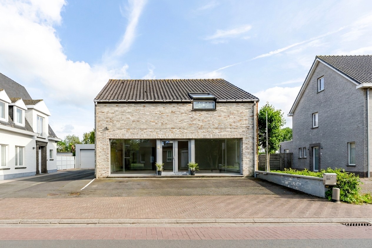 Wonen en werken combineren op toplocatie te Ichtegem - handelswoning met ruime woonst, tuin en garage - foto 2