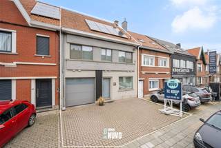 <p><span>Recent gerenoveerde woning met een totale oppervlakte van 5a28ca, werkelijk instapklaar!</span><span><br /><br />De ruime, verzorgde woning omvat een inkomhal, een lichte en aangename leefruimte met open, tijdloze ingerichte keuken, een berging en een inpandige garage met automatische poort, extra berging en toilet. Alsook een droge kelder.<br /><br />Op de eerste verdieping bevinden zich drie grote slaapkamers, een apart toilet en een badkamer met ligbad, douche en dubbele lavabo. Via de vaste trap naar de zolder is er bovendien de mogelijkheid om extra kamers te creëren.<br /><br />Buiten geniet je van een volledig omheinde, mooi aangelegde tuin met een ruim terras en extra tuinberging ideaal om te ontspannen in alle rust.</span><span><br /><br />Extra troeven:</span></p><ul><li><span>Veel lichtinval en een prachtig zicht op de tuin</span></li><li><span>Geluidswerende dubbele PVC-beglazing</span></li><li><span>Recent vernieuwde aardgasbrander</span></li><li><span>Nieuwe vloeren en deuren</span></li><li><span>Betonnen welfsels</span></li><li><span>Recent vernieuwde keukenapparatuur</span></li><li><span>Dak werd geïsoleerd</span></li><li><span>Parking voor 2 wagens</span></li><li><span>Goede EPC-score</span></li><li><span>Conforme elektrische keuring</span></li><li><span>Zonnepanelen met thuisbatterij werden na de opmaak van het EPC geplaatst en zijn dus nog niet verrekend in de huidige EPC-score</span></li></ul><p><span>EPC: 199 kWh/m² / label B<br /><br />Niet gelegen in overstromingsgevoelig gebied.<br /><br />Meer informatie of een afspraak? Bel Tiebe op 0468 26 61 85 </span></p><p><span> </span></p>