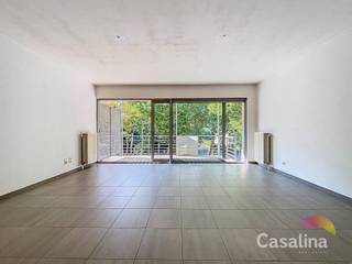 <p><strong>Casalina Real Estate biedt exclusief te koop aan:</strong><br />Een comfortabel appartement van <strong>95 m²</strong> (conform het PEB-certificaat), gelegen op de <strong>tweede verdieping</strong> van een goed onderhouden gebouw uit <strong>2003</strong>, voorzien van een <strong>lift</strong>.</p>
<p>Gelegen in een <strong>strategische buurt</strong> met winkels, scholen en openbaar vervoer in de onmiddellijke nabijheid, biedt dit appartement een uitstekende bereikbaarheid van het <strong>centrum van Brussel</strong> en omliggende wijken.</p>
<p><strong>Indeling van het appartement</strong></p>
<ul>
<li>Inkomhal</li>
<li>woonkamer</li>
<li>Eetkamer met toegang tot een <strong>terras van 15 m²</strong> – ideaal voor gezellige maaltijden of ontspanning</li>
<li>Twee goed ingedeelde slaapkamers met elk hun bad/douchekamer, perfect voor een gezin of koppel</li>
<li>Volledig uitgeruste keuken</li>
<li>Berging - wasplaats met individuele verwarmingsketel</li>
<li>Fietsenstalling in het gebouw aanwezig</li>
<li>Geen staanplaats of kelder aanwezig</li>
</ul>
<p><strong>Extra troeven</strong></p>
<ul>
<li>Videofooninstallatie</li>
<li>Elektrische keuring conform en geldig tot 15/11/2026</li>
</ul>
<p><strong>Informatie over de syndicus<br /></strong>Provisie lasten : 132,10/maand , provisie reservefonds : 28,85/maand<br />Elektriciteit en verwarming privatief.</p>
<p><strong>Wettelijke informatie</strong></p>
<ul>
<li><strong>PEB-score: D+</strong></li>
<li><strong>Energieverbruik:</strong> 156 kWh/m²/jaar</li>
<li><strong>Verwarming:</strong> individuele installatie op <strong>aardgas</strong></li>
</ul>
<p><strong>Verkoop zonder zorgen?</strong><br />Vraag naar onze voorwaarden voor een <strong>zorgeloze verkoop</strong> van uw eigendom.</p>
<p><strong>Meer info of een bezoek plannen?<br /></strong>Surf naar www.casalina.be, mail ons via <strong>info@casalina.be</strong></p>
<p><em>Alle vermelde informatie en oppervlaktes zijn louter indicatief en niet bindend.</em></p>