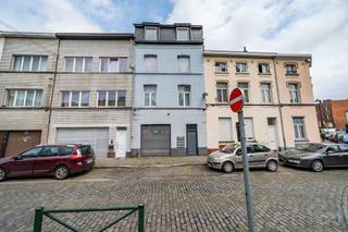 Informations & visites : 02 315 51 71We Invest vous propose cet immeuble mixte de ± 256 m² situé à Molenbeek-Saint-Jean, à proximité du site Tour &...