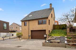 In Buizingen wacht deze verrassend ruime en instapklare woning op nieuwe eigenaars. De combinatie van volume, comfort en extra’s maakt dit een...