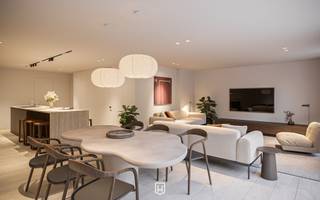 Bijzonder ruim appartement op de gelijkvloerse verdieping van een nieuwe residentie gelegen in de Bondgenotenlaan 27-29 te Heist-aan-Zee. Het appartement beschikt over twee slaapkamers, een schitterende leefruimte en het genot van een mooi tuintje met terrassen. Er kan een parkeerplaats aangekocht worden in het gebouw. De ligging is centraal, vlakbij alle winkels, bij het station en op wandelafstand van het strand. <br /><br />De leefruimte met de open en ingerichte keuken vormt het hart van het appartement. Zeven meter gevelbreedte met grote raampartijen naar de tuin en het zonneterras. Verder beschikt het appartement over 2 slaapkamers, een ingerichte badkamer, een ruime berging/wasplaats en een een afzonderlijk toilet. <br /><br />Gemeenschappelijke fietsenberging inbegrepen en indien gewenst kan u een parking kopen achteraan het gebouw. <br /><br />Energiezuinig wonen, conform de hedendaagse normen. Aankopen aan 6 % BTW is mogelijk. <br /><br />Voor meer informatie of inzage in de plannen, contacteer Willem Cauwels op tel 050.89.27.70. <br /><br /><br />.