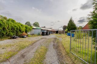 Op zoek naar een mooi perceel voor het realiseren van uw eigen woning? Aan de Haspershovenstraat te Pelt bieden wij deze bouwgrond met een oppervlakte van 444 m² te koop aan.<br />Het perceel is kadastraal gekend als Pelt, 1ste afdeling/Overpelt, sectie A, nummer 0504YP0000 en heeft volgens de kadastrale gegevens een oppervlakte van 444 m².<br />Het perceel maakt deel uit van een oude, nog geldende verkaveling. De verkavelingsvoorschriften voorzien een residentiële bestemming, waarbij per perceel één woning is toegelaten. Gebouwen met meerdere woongelegenheden zijn uitgesloten.<br />Volgens de verkavelingsvoorschriften gelden onder meer volgende bouwmogelijkheden voor alleenstaande woningen:<br />residentiële ééngezinswoning;<br />inplanting volgens het verkavelingsplan;<br />minimaal 3,50 m afstand tot de zijdelingse perceelsgrenzen;<br />maximale bouwdiepte van 15 meter, inclusief aanhorigheden;<br />maximale kroonlijsthoogte van 6 meter;<br />dakhelling tussen 25° en 50°.<br />De oorspronkelijke verkaveling voorziet bovendien een bouwlijn op 5 meter van de bestaande rooilijn.<br />Dankzij de oppervlakte van 444 m² vormt dit perceel een interessante opportuniteit voor wie een eigen woning wil realiseren in Pelt, met een goede bereikbaarheid naar het centrum en de omliggende gemeenten.<br /><br />Troeven<br /><br />Bouwgrond van 444 m²<br />Top locatie in Pelt<br />Bestaande verkaveling<br />Bestemd voor residentieel wonen<br />Mooie mogelijkheid voor het bouwen van een ééngezinswoning<br />Goede bereikbaarheid<br /><br />Interesse?<br /><br />Neem contact op met ons kantoor voor bijkomende informatie, de verkavelingsvoorschriften of een afspraak ter plaatse.<br />De vermelde bouwmogelijkheden zijn gebaseerd op de beschikbare verkavelingsdocumenten. Kandidaat-kopers wordt aangeraden hun concreet bouwproject voorafgaandelijk af te toetsen bij de dienst Omgeving van de gemeente Pelt.