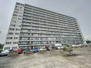 Het appartement beschikt over een comfortabele slaapkamer en een praktische indeling die optimaal gebruik maakt van de beschikbare ruimte. De leefruimte sluit aan op een groot, lang terras aan de voorzijde van het gebouw – dé absolute troef van deze woning. Hier kan u in alle rust genieten van de zon, een aperitief of simpelweg het indrukwekkende panoramische zicht over de omgeving.Indeling van het appartement:- Open leefruimte met veel lichtinval met toegang tot het terras- Open keuken voorzien van alle apparaten- Slaapkamer met toegang tot het terras- BadkamerVerder biedt het appartement een ideale uitvalsbasis met vlotte verbindingen naar Brussel, openbaar vervoer, winkels en andere voorzieningen in de directe omgeving.Interesse? Neem dan contact op met ons om een bezoek in te plannenBestuursmaatregelen in het maatregelenregister: nee