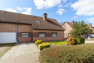 <p>Plan zelf uw bezoek via de pandbrochure op copandi.be of contacteer ons voor meer info op jeff.peeters@copandi.be.</p><p><strong>Gelijkvloers</strong><br />De woning beschikt over bijzonder ruime leefruimtes met twee grote woonzones die samen zorgen voor een open en lichtrijke indeling. Hier is er meer dan voldoende plaats voor een comfortabele zithoek en eetruimte. Aansluitend bevindt zich de ruime keuken die praktisch is ingericht en voldoende plaats biedt voor een eettafel. Verder is er een aparte bureauruimte, ideaal voor thuiswerk of hobby.</p><p>Daarnaast beschikt het gelijkvloers over een praktische berging en een apart gastentoilet. De centrale hal zorgt voor een vlotte verbinding tussen alle ruimtes en een aangename circulatie doorheen de woning.</p><p><strong>Verdiep 1</strong><br />Op de eerste verdieping bevinden zich drie volwaardige slaapkamers. Daarnaast is er een ruime dressing die perfect kan dienen als extra opbergruimte of inloopkast. De badkamer is zeer ruim en uitgerust met bad en douche. Verder is er nog een extra berging aanwezig. De nachthal verbindt alle ruimtes op een comfortabele manier.</p><p><strong>Kenmerken</strong><br />✅ Drie slaapkamers<br />✅ Bureau op het gelijkvloers<br />✅ Zeer ruime leefruimtes<br />✅ Dressing en grote badkamer<br />✅ Praktische berging en apart toilet</p><p>Deze woning in Herentals combineert ruimte, comfort en een praktische indeling. Dankzij de grote leefruimtes, bureau en drie slaapkamers is dit een ideale gezinswoning met alle nodige voorzieningen.</p>