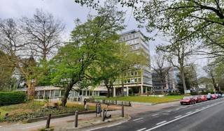 Grote kant-en-klare kantoorruimte te huur. Gelegen aan de groene Terhulpsesteenweg, geniet dit gebouw van een ideale omgeving en een goede natuurlijke lichtinval. De oppervlakte van 492m² is verdeeld in verschillende aparte kantoren en is klaar om een nieuwe gebruiker te verwelkomen. Het gebouw is goed bereikbaar met de auto via de E411 en met het openbaar vervoer.<br />12 parkeerplaatsen beschikbaar (1500€/pkg/jaar).