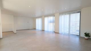 Dit <strong>prachtig nieuwbouwappartement </strong>op de eerste verdieping is gelegen in een kleinschalige en rustige residentie, op wandelafstand van het bruisende centrum van Roeselare. <br /><br />Bij het binnenkomen word je verwelkomd in een inkomhal met gastentoilet. De lichtrijke woonkamer sluit aan op de open keuken, de keuken is volledig uitgeruste en voorzien van een vaatwasmachine, spoeltafel, inductiekookplaat, dampkap, koelkast en combi-oven. Grenzend aan de keuken bevindt zich een ruime berging/wasplaats, wat zorgt voor extra praktisch comfort.<br /><br />Het appartement beschikt over twee volwaardige slaapkamers en een moderne badkamer, uitgerust met een stijlvol badkamermeubel, toilet en een comfortabele inloopdouche.<br />Achteraan geniet je van een ruim en zonnig terras van maar liefst 15 m², perfect om te ontspannen.<br /><br /><u>Extra troeven:</u>
<ul>
	<li>Volledig geschilderd</li>
	<li>Verlichting en gordijnen reeds voorzien</li>
	<li>Vloerverwarming met warmtepomp</li>
	<li>Zonnepanelen</li>
	<li>Zeer energiezuinig</li>
	<li>Volledig instapklaar</li>
	<li>Onmiddellijk beschikbaar! </li>
	<li>Gemeenschappelijke fietsenberging aanwezig </li>
</ul>
<u>Extra’s:</u>

<ul>
	<li>Mogelijkheid om een garage bij te huren voor €75/maand</li>
	<li>Gemeenschappelijke kosten: €75/maand</li>
</ul>
<u>Op zoek naar een comfortabel, modern en energiezuinig appartement op een topligging?</u><br />Ga naar de website www.dicasa.be, klik op het pand dat je wenst te huren en vul via de knop "Bezoek aanvragen" een kort profiel in. Daarna nemen we contact met je op voor een bezoek. Telefonisch kunnen er geen afspraken gemaakt worden.