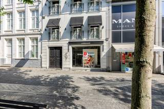 <p><span>Bent u op zoek naar een commerciële toplocatie in het hart van Aalst? Dan is dit uitzonderlijke handelspand in de Nieuwstraat beslist een unieke opportuniteit. Gelegen in één van de drukst bezochte winkelstraten van de stad geniet het pand van een uitstekende visibiliteit en een constante stroom aan voorbijgangers, waardoor het uitermate geschikt is voor diverse commerciële activiteiten.</span></p><p><span>Dankzij de centrale ligging bevinden het Keizersplein, de Hopmarkt en het Vredeplein zich op wandelafstand. In de onmiddellijke omgeving vindt u tal van winkels, horecazaken en ruime parkeervoorzieningen, wat de bereikbaarheid en aantrekkingskracht van deze locatie nog versterkt.</span></p><p><span>De stijlvolle en karaktervolle voorgevel geeft het gebouw een representatieve uitstraling en zorgt meteen voor een sterke eerste indruk. Binnen beschikt het pand over drie volwaardige verdiepingen, waardoor het flexibel kan worden ingericht als winkel, kantoor, showroom of een combinatie van verschillende functies.</span></p><p><span>Met een totale bruikbare oppervlakte van ongeveer 227 m² is de indeling als volgt: een kelder van ca. 10 m², een ruime handelsruimte op het gelijkvloers met vide van ca. 97 m², een eerste verdieping van ca. 52 m², een tweede en derde verdieping van telkens ca. 97 m² en een zolderruimte van ca. 48 m².</span></p><p><span>Het gebouw werd opgericht in 1987 en is uitgerust met een alarmsysteem en camerabewaking. Voor de verwarming is er een energiezuinige combinatie van een condenserende gasketel en een lucht-luchtwarmtepomp, wat bijdraagt aan een comfortabel en efficiënt gebruik van het pand.</span></p><p><span>Dit veelzijdige handelspand combineert een uitstekende commerciële ligging met een ruime oppervlakte en tal van gebruiksmogelijkheden, waardoor het een ideale investering vormt voor ondernemers die op zoek zijn naar een zichtbare en prestigieuze vestigingsplaats in het centrum van Aalst.</span></p><p><span> </span></p><p><span> </span></p>