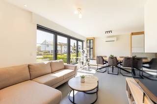 <strong>Recent vernieuwde woning met 3 slaapkamers, grote garage en mooie tuin op een perceel van 621 m².</strong><br />EPC A-label | Zeer rustige locatie | Elektriciteit conform!<br /><br /><strong>Ligging:</strong><br />Zeer rustig, kindvriendelijk gelegen te Zevendonk.<br /><br /><strong>Omschrijving:</strong><br />We betreden deze verzorgde woning via de inkomhal, dewelke voorzien is van een gastentoilet. Vanuit de inkomhal is er toegang tot de leefruimte met open keuken. De keuken is uitgerust met koelkast, combi-oven, oven, vaatwasser, kookvuur en dampkap. De keuken is luxueus afgewerkt en heeft een degelijk werkblad. Dankzij de grote raampartijen geniet men van een prachtige naturlijke lichtinval. Aansluitend bevindt zich de ruime achterinkom, dewelke dient als praktische berging en wasplaats.<br />Via het schuifraam in de keuken komt u in de tuin met overdekt terras en ruime tuin . Als extra biedt de woning een ruime garage.<br /><br />Op de eerste verdieping zijn er 3 slaapkamers en een badkamer aanwezig. De badkamer is uitgerust met een douche, een ligbad, een badkamermeubel met dubbele wastafel en toilet.<br />Via een vlizotrap kan de zolder bereikt worden, die kan dienen als opbergruimte.<br /><br /><strong>Algemeen:</strong><br />- Aangename tuin met grote garage<br />- Zeer energiezuinig EPC: A-label<br />- Volledig gerenoveerd<br />- Elektriciteit conform!<br />- Asbestveilig<br />- Kindvriendelijke locatie