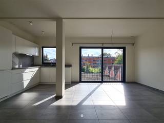 <p><span>SINT-NIKLAAS</span><span> - Vous recherchez un appartement neuf spacieux, lumineux et bien situé ? Prenez vite rendez-vous pour venir visiter ce charmant appartement.</span></p><p><span>Il est situé au 2e étage d'un immeuble récent équipé d'un ascenseur.</span></p><p><span> </span></p><p><span>Voici quelques-uns de ses atouts :</span></p><p><span>- Appartement BEN : équipé d'une ventilation de type D et du chauffage au sol. Il est donc économe en énergie !</span></p><p><span>- Comprend un débarras supplémentaire au rez-de-chaussée (6 m²)</span></p><p><span>- Terrasse exposée sud</span></p><p><span>- Situation centrale à proximité de la gare</span></p><p><span>- Place de parking et local à vélos à l'arrière de l'immeuble</span></p><p><span> </span></p><p><span>La disposition est la suivante :</span></p><p><span>Très spacieux espace de vie avec cuisine ouverte (équipée d'un four, d'un lave-vaisselle, d'une plaque à induction, d'une hotte aspirante et d'un réfrigérateur), grande terrasse orientée sud, hall d'entrée avec placard, toilettes invités, </span></p><p><span>une salle de bains spacieuse avec meuble-lavabo et douche à l'italienne, une chambre spacieuse.</span></p><p><span> </span></p><p><span>Il y a un grand débarras supplémentaire au rez-de-chaussée, une place de parking ouverte et un local à vélos commun.</span></p><p><span> </span></p><p><span>Cela vous intéresse ? N’hésitez pas à nous contacter rapidement pour organiser une visite !</span></p><p><span> </span></p><p><span>Disponible</span><span>immédiatement </span></p><p><span>Loyer</span><span>: 800 euros + 70 euros de charges communes </span></p><p><span>Indice E</span><span>: 29</span></p>