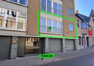 Ontdek dit ruim en lichtrijk appartement te huur in het centrum van Ieper, ideaal voor wie comfortabel wil wonen op een topligging nabij alle voorzieningen.<br /><br />Deze instapklare woning verwelkomt u met een aangename leefruimte waar natuurlijk licht overvloedig binnenvalt. Aansluitend bevindt zich een functionele keuken, uitgerust met oven, fornuis en koelkast. Het appartement beschikt over twee volwaardige slaapkamers, waarvan één met toegang tot het ruim, zonnig terras waar het heerlijk vertoeven is. Daarnaast is er een extra bureauruimte, perfect voor thuiswerk of hobby. De badkamer is uitgerust met een douche in bad en lavabo, aangevuld met een apart toilet voor extra comfort. Dankzij de ligging in het centrum van Ieper, vlakbij scholen, supermarkten en openbaar vervoer, geniet u hier van een vlotte bereikbaarheid en alle faciliteiten binnen handbereik. Bovendien is er gratis parkeergelegenheid in de nabije omgeving.<br /><br />Dit appartement is beschikbaar vanaf 1 juli 2026. De gemeenschappelijke kosten bedragen € 50 per maand.<br /><br />Interesse in deze ruime gezinswoning te huur in het centrum van Ieper? Vraag vandaag nog uw bezoek aan via Immo Francois en laat u verrassen door de troeven van deze eigendom.<br /><br />Woning verkopen of verhuren in Ieper? Vraag je gratis schatting aan bij Immo Francois via ieper@immofrancois.be<br /><br />