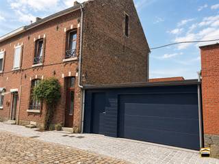 <p><span>Karaktervolle woning met stadstuin op toplocatie nabij het vernieuwde Stroopplein</span></p><p><span>Bent u op zoek naar een woning die u volledig naar uw eigen smaak kunt afwerken? Dan biedt <br />deze karaktervolle gezinswoning een unieke kans. Gelegen op een uitstekende locatie, vlak bij <br />het volledig vernieuwde Stroopplein en aan de rand van de prachtige Haspengouwse natuur, <br />combineert deze woning een centrale ligging met een groene, rustige omgeving. </span></p><p><span>De woning werd reeds klaargemaakt voor renovatie, waardoor u meteen aan de slag kunt om uw <br />droomwoning te realiseren. Dankzij de authentieke uitstraling en de ruime indeling vormt dit de <br />ideale basis voor een eigentijdse gezinswoning met behoud van haar karakter. </span></p><p><span>Op de verdieping bevinden zich drie volwaardige slaapkamers. Bovendien biedt de ruime zolder<br />nog tal van mogelijkheden om extra slaapkamers, een hobbyruimte of een thuisbureau te creëren. </span></p><p><span>Verder beschikt de woning over een ruime inpandige garage met sectionaalpoort en een gezellige <br />stadstuin waar u in alle rust kunt genieten. Voor de woning zijn twee private parkeerplaatsen <br />voorzien, terwijl er in de onmiddellijke omgeving bovendien voldoende openbare parkeergelegenheid <br />beschikbaar is. </span></p><p><span>Ook op technisch vlak werden reeds belangrijke troeven voorzien. Zo is de elektrische installatie <br />conform het AREI, is de woning asbestveilig, beschikt ze over centrale verwarming op aardgas en <br />dubbele beglazing in houten schrijnwerk. </span></p><p><span>Kortom, een woning boordevol potentieel op een uitstekende ligging, waar u met een eigen afwerking <br />een warme en eigentijdse thuis kunt creëren. </span></p><p><span>Wenst U meer informatie over deze woning of een bezichtiging? <br />Contacteer ons via 012 26 22 05 of info@hetimmohuis.be</span><span>.</span></p>