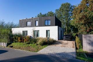 <p>Moderne, rustig gelegen woning te Essen met aangename, onderhoudsvriendelijke tuin. De woning werd recentelijk gebouwd en bestaat o.a. uit een ruime leefkamer, een knappe leefkeuken met vele raampartijen, drie slaapkamers, een badkamer (douche én bad), een eigen oprit en een aangelegde tuin met terras en leuk zicht op groen! E-peil 9!</p>
Huurprijs: €1.495 per maand.