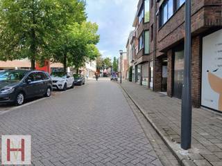 Karaktervol handelspand met woonst en projectmogelijkheden in het centrum van Turnhout.<br /><br />Op een centrale en gegeerde locatie in Turnhout bevindt zich dit karaktervolle handelspand met woning. Het pand is volledig te renoveren en biedt daardoor tal van mogelijkheden voor wie op zoek is naar een renovatieproject met karakter. De authentieke, karaktervolle gevel geeft het gebouw een eigen uitstraling en vormt een mooie basis voor een kwalitatieve renovatie.<br /><br />De huidige indeling bestaat uit een handelspand op het gelijkvloers bestaande uit een verkoopsruimte en achterliggend een ruime werkruimte met veranda en een toilet. De bovenliggende woning beschikt over een nachthal met toegang tot 2 kamers en een badkamer. Achter de woning bevindt zich nog een leuk stadstuintje met berging.<br />Mits de nodige renovatiewerken kan hier een aantrekkelijke combinatie van wonen en werken worden gerealiseerd.<br /><br />Daarnaast biedt het perceel mogelijk ook interessante projectmogelijkheden. Rekening houdend met de stedenbouwkundige voorschriften en de vereiste vergunningen, kan onderzocht worden of het bestaande gebouw plaats kan maken voor een kleinschalig nieuwbouwproject met appartementen.<br /><br />Troeven:<br />
<ul>
<li>Centrale ligging in Turnhout</li>
<li>Handelspand met woning</li>
<li>Karaktervolle gevel</li>
<li>Mogelijkheid om te onderzoeken als kleine projectgrond</li>
<li>Interessant voor renovatie én ontwikkeling</li>
<li>Ideaal voor investeerders, projectontwikkelaars of handige ondernemers</li>
</ul>
<br />Een pand met veel potentieel op een centrale locatie, waar verschillende toekomstscenario's mogelijk zijn: van een grondige renovatie met behoud van het karakter tot een kleinschalige herontwikkeling.<br /><br />Voor meer informatie of een afspraak ter plaatse kan u steeds contact opnemen met philippe@hemeldonckvastgoed.be of 014/89.66.26.