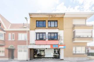 <p><span>Situation<br />Situé le long d'une artère centrale de Zelzate, un emplacement très fréquenté et bien visible.<br />Les commerces, la boulangerie, la pharmacie, les écoles et les transports en commun sont accessibles à pied. <br />En voiture, vous rejoignez immédiatement la R4.#</span><span>NewLine#<br />Ancien immeuble commercial de trois étages sur un terrain de</span><span>370 m²<br />Toute la largeur du bâtiment est occupée par un vaste espace commercial doté d’une grande porte sectionnelle et d’une vitrine donnant sur la rue. Un espace lumineux et haut de plafond, avec un plafond en bois, qui se prête parfaitement à une salle d'exposition, un atelier, un espace de stockage ou un parking intérieur. À l'arrière se trouve l'espace de vie : un salon avec cheminée et vue sur le jardin, ainsi qu'une cuisine séparée dotée d'une grande fenêtre et d'un accès à la terrasse extérieure.</span></p><p><span> </span></p><p><span>Premier et deuxième étages L'escalier d'origine, avec ses murs en marbre et sa rampe en bois, mène aux étages supérieurs. Ceux-ci comprennent au total quatre chambres, une salle de bains avec double vasque et baignoire, ainsi que deux toilettes. Des pièces spacieuses et bien proportionnées, dotées de grandes baies vitrées qui laissent entrer beaucoup de lumière.</span></p><p><span> </span></p><p><span>À noter également : une cave, un jardin à l’arrière avec une dépendance, ainsi qu’un chauffage central au gaz naturel avec des radiateurs en fonte.</span></p><p><span> </span></p><p><span>Soyons honnêtes : la propriété n’a pas été entretenue et nécessite une rénovation complète. Les fenêtres, la toiture, l’électricité, les installations techniques et les finitions doivent toutes être remplacées. C’est précisément pour cette raison que le prix a été fixé à un niveau très attractif : c’est à vous de décider ce que vous en ferez.</span></p><p><span> </span></p><p><span>Possibilités<br />C’est une opportunité pour ceux qui voient au-delà de l’état actuel. La structure, la largeur et le terrain de 370 m² vous offrent plusieurs pistes :</span></p><p><span> </span></p><p><span>Rénovation en rez-de-chaussée commercial + logement : la formule classique, et de loin la plus logique. Commerce ou cabinet au rez-de-chaussée, spacieuse maison familiale à l’étage, jardin à l’arrière. Tout sous un même toit, sans trajet domicile-travail.</span></p><p><span> </span></p><p><span>Diviser et louer : un espace commercial au rez-de-chaussée, un ou plusieurs logements à l'étage. Un rendement intéressant pour ceux qui recherchent un bien de rapport en centre-ville.</span></p><p><span> </span></p><p><span>Démolition et reconstruction. Avec ses 370 m² de terrain et sa large façade donnant sur une artère principale, la parcelle se prête parfaitement à un projet de construction neuve comprenant des locaux commerciaux et des appartements. Une belle opportunité pour les maîtres d’ouvrage, les investisseurs et les promoteurs.</span></p>
