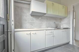 Pal aan het gezellige Kerkplein van Bornem vinden we dit verrassend ruime appartement met 2 volwaardige slaapkamers en een centrale ligging op wandelafstand van winkels, horeca en alle dagelijkse voorzieningen. De grote troef is zonder twijfel de zeer ruime en lichtrijke woonkamer, vanwaar je geniet van een mooi zicht op het Kerkplein. Verder beschikt het appartement over een aparte keuken, een praktische berging, een douchekamer en twee ruime slaapkamers.<br />Dankzij de eigen ingang geniet je van extra privacy en zijn er geen gemeenschappelijke kosten. Er wordt enkel een vaste maandelijkse kost van € 30 voor water aangerekend.<br />Huurvoorwaarden: eerste maand huur vooraf te betalen, huurwaarborg van 3 maanden en 50% van de kostprijs van de plaatsbeschrijving ten laste van de huurder.<br />Op zoek naar een ruim appartement midden in het bruisende centrum van Bornem? Plan dan zeker je bezoek in en ontdek deze centrale woonplek zelf!