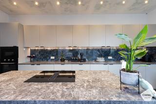 Deze ruime en perfect instapklare woning combineert comfort, privacy en een groene leefomgeving. Biedt niet alleen een hoog wooncomfort, maar...