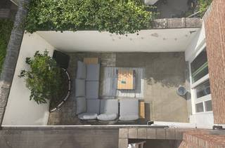 Charmant gelijkvloers appartement in authentiek herenhuis in het Miljoenenkwartier te Gent.<br /><br />✨ Prachtig en uiterst rustig gelegen appartement op het gelijkvloers van een authentiek herenhuis, ideaal gelegen in het gegeerde Miljoenenkwartier, vlakbij het St-Pietersstation en De Sterre.<br /><br />💶 Huurprijs: €940/maand<br />• €40/maand algemene kosten<br />• Individuele tellers voor elektriciteit, gas en water<br /><br /><strong>📐 <u>I</u></strong><u><strong>ndeling:</strong></u><br />Ruime living opgedeeld in een eet-en zitruimte, ingerichte keuken met toestellen, slaapkamer vooraan met openslaande deuren naar de living, badkamer met lavabo, douche en toilet, ruime praktische berging en een mooi terras achteraan.<br /><br /><u><strong>Extra troeven:</strong></u><br />Gelijkvloers • Uiterst rustige en groene ligging • Authentieke charme • Gezellig terras • Vlakbij St-Pietersstation en De Sterre • Vlotte verbinding naar centrum en invalswegen • Individuele tellers<br /><br />👤 Ideaal voor alleenstaande of jong koppel<br />📄 <strong>Domicilie verplicht</strong> – huurcontract 3/6/9 jaar – geen huisdieren 🚫<br />📍 Adres: Onafhankelijkheidslaan 29 te Gent<br />📅 Beschikbaar vanaf 1 augustus 2026<br /><br />📞 Interesse of bezoek?<br />tine@tvevastgoed.be – 0474 97 00 22<br /><br />👉 Gezellig en rustig wonen op een toplocatie in Gent? Contacteer ons voor een bezoek!