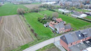 Deze vrijstaande woning biedt een unieke kans voor wie op zoek is naar een te renoveren eigendom of volledig nieuw te bouwen woning op...