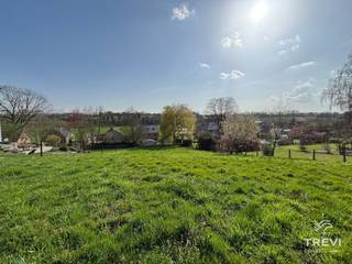 <p><span>Situé au calme et non loin du centre de Rebecq, beau terrain à bâtir offrant la possibilité d'y construire une belle maison 3 façades. Certificat d'urbanisme accepté. Le terrain développe une largeur de 15 m et une profondeur de +/- 40 m. Libre de constructeur. Faire offre à partir de 95.000 €. Infos et visites au 02/355.50.55.</span></p>