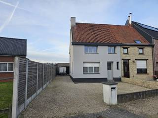 HOB met garage en tuin te Deinze.De woning bestaat uit een inkomhal, leefruimte, geïnstalleerde keuken, badkamer met ligbad, douche, toilet en...