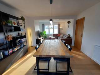 <p>Instapklare woning in centrum Geel. Het huis ligt aan het begin van een rustige doodlopende straat op amper 10 minuten wandelen tot de markt van Geel.</p><p>Gelijkvloers:<br />Via de inkomhal is er toegang tot het gastentoilet, de kelder en de lichtrijke leefruimte. Achterliggend aan de leefruimte is er de keuken met aparte keukenberging.</p><p>Eerste verdieping:<br />Nachthal met toegang tot 2 ruime slaapkamers en de badkamer met toilet, dubbele wastafel en douche.</p><p>Tweede verdieping:<br />Ruime zolderruimte die perfect kan dienen als derde slaapkamer.</p><p>Kelder</p>