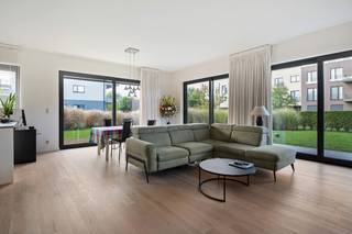 Instapklaar en energiezuinig appartement van 116 m² met 2 slaapkamers, garagebox en zuid-west gericht terras van 12 m², gelegen aan Landschapspark Frijthout, kortbij centrum Hove, bestaande uit: inkomhal met vestiairekast; apart toilet met handenwasser; leefruimte op parket met veel lichtinval met toegang via schuifraam tot een zuid-west gericht terras; open en volledig ingerichte keuken; handige bijkeuken; 2 volwaardige slaapkamers op parket; badkamer met inloopdouche en dubbel lavabomeubel. Voorts beschikt het appartement over een ruime, ondergrondse garagebox en gemeenschappelijke fietsenstalling. Individuele nutsvoorzieningen. Hoogwaardig afgewerkt app. door o.a. vloerverwarming d.m.v. individuele warmtepomp, hoge plafonds, alu ramen met dubbele beglazing, airco, ... Gelegen in een doodlopende straat en langsheen een groen parkdomein van ca 15 hectare met waterpartijen, wandel- en fietspaden! EPC: 76 kWh/m². Beschikbaar bij akte.