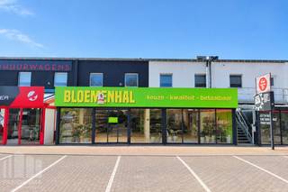 Dit fantastisch gelegen<strong> handelspand van 410 m²</strong>, bevindt zich op een uitstekende locatie langs de Koningin Astridlaan, nabij o.a. Delhaize, Hubo en Pizza Hut, ideaal voor diverse commerciële toepassingen. Deze gelijkvloerse ruimte biedt een open winkelruimte op een zichtbare locatie binnen een druk bezocht retailpark.<br /><br />Het commerciële pand bestaat uit een open ruimte met een grote glazen vitrine, wat zorgt voor fantastische zichtbaarheid. Daarnaast beschikt de handelsruimte over sanitair en verwarming wat het zeer functioneel maakt. Toegang is voorzien via een vernieuwde schuifdeur.<br />Er is ruime gemeenschappelijke parkeergelegenheid beschikbaar voor de deur en op de site, wat het voor klanten en personeel makkelijk maakt om het pand te bereiken.<br /><br />Contacteer <strong>PANORAMA B2B </strong>voor bijkomende (technische) inlichtingen, plannen of een vrijblijvend plaatsbezoek <strong>0479 70 70 73</strong>.