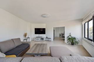 Investeringsgebouw (zonder lift) in art déco stijl aan het Te Boelaarpark.  Een boeiende en aangename woonwijk met veel groen en stijlvolle architectuur.  <br />Het gebouw bestaat uit 3 instapklare appartementen en een handelsgelijkvloers.  <br />Het volledige gebouw werd 10 jaar geleden volledig gestript en weer opgebouwd. <br />Er zitten trouwe en goede huurders in. <br /><br /><strong>Huuroverzicht:</strong>
<ul>
	<li>Gelijkvloers winkel + appartement: € 1.984 per maand - EPC 228 kWh/m2 (C)</li>
	<li>Verdieping 1: € 1.050  per maand - EPC 128 kWh/m2 (B)</li>
	<li>Verdieping 2: € 1.050  per maand - EPC 174 kWh/m2 (B)</li>
</ul>
<br /><strong>Bijzonderheden:</strong>

<ul>
	<li>Individuele kelders per appartement.</li>
	<li>Geen lift, lage algemene kosten. </li>
	<li>Het gebouw ernaast en het gebouw erover hebben beide recent een 'uptopping' gedaan.</li>
</ul>