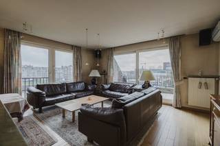 Gelijkvloers: - inkomhal met toilet- leefruimte met grote raampartijen- ruim terras met zicht op de Leie- ingerichte keuken met praktische berging- volwaardige slaapkamer met maatkasten en toegang tot ensuite badkamer (lavabomeubel, ruime douche en ligbad)1°V.: - 2 extra slaapkamers met maatkasten (ideaal als hobbykamer, logeerkamer,...)- apart toiletHet appartement beschikt bovendien over een ondergrondse autostaanplaats en een kelderberging, die verplicht aan te kopen zijn voor een vaste prijs van €30.000.Troeven:- Prachtig zicht op de Leie- EPC B! - Aanwezigheid ondergrondse parking en kelderberging- Centrale ligging in Kortrijk- Aanwezigheid van aircoMeer info of interesse in een bezoek ter plaatse? Neem contact op met Sarah - 0493 25 46 80 - sarah.hanson@dewaele.com