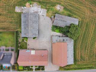 <strong>Vrijstaande woning met landbouwinfrastructuur op ca. 1,1 ha in Loenhout</strong><br /><br />Op zoek naar een unieke combinatie van wonen en werken in landelijke omgeving? Deze vrijstaande bedrijfswoning (ca. 180 m²) met inpandige garage en 4 slaapkamers ligt op een perceel van ca. 11.000 m². Naast de woning vind je een schuur (ca. 235 m²) en een voormalige koestal (ca. 282 m²) die perfect inzetbaar zijn voor diverse landbouw- of nicheactiviteiten. De woning is niet zonevreemd.<br /><br /><strong>Troeven</strong><br />✔️ Perceel uitbreidbaar tot max. 3 ha 62a<br />✔️ Praktische woning – gelijkvloers wonen mogelijk<br />✔️ Functionele landbouwgebouwen<br />✔️ Centrale ligging nabij E19 en station Noorderkempen<br /><br />Een uitgelezen kans voor wie landelijk wil wonen én ondernemen.<br /><br /><strong>Interesse</strong>? Contacteer Aertsen Makelaars voor meer informatie of een bezoek.<br /><br /><em>(Oppervlaktegegevens zijn louter informatief en niet bindend. Dit pand is onderworpen aan de renovatieverplichting van de Vlaamse overheid.)</em>