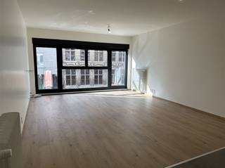 <p><span>Volledig nieuw appartement in het centrum van Oudenaarde.</span></p><p><span> </span></p><p><span>INDELING</span></p><p><span>Dit mooi ingericht appartement is gelegen op de eerste verdieping met afzonderlijke ingang.</span></p><p><span>Op het 1ste verdiep van het appartement heb je van een volledig uitgeruste keuken, een lichtrijke leefruimte en een terras.</span></p><p><span>Op de eerste verdieping heb je de eerste slaapkamer en mooie grote badkamer met bad en douche. </span></p><p><span>Op het 2de verdiep zijn er nog 2 grote slaapkamers waarvan 1 voorzien van een douche.</span><br /> </p><p><span>Dit appartement voorziet ook een fietsenberging, wat nog een extra troef is ! </span></p><p><span>Het appartement is volledig geschilderd en voorzien van mooie inbouwkasten.<br />Mogelijkheid tot het bij huren van een autostaanplaats.</span><br /> </p><p><span> </span></p><p><span>TECHNISCH</span></p><p><span>Zeer gunstig epc A label.</span></p><p><span>Zeer ruim app met 176m² bewoonbare opp.<br />10 zonnepanelen aanwezig.</span></p><p><span> </span></p><p><span>PRAKTISCH</span></p><p><span>Het appartement is onmiddelijk beschikbaar.</span></p><p><span>Wacht niet om uw bezoek aan te vragen! Bel 055/69.68.67 (keuze 1 of 2 )of mail hilde@immodhondt.be. </span></p><p><span> </span></p><p><span> </span></p><p><span> </span></p>